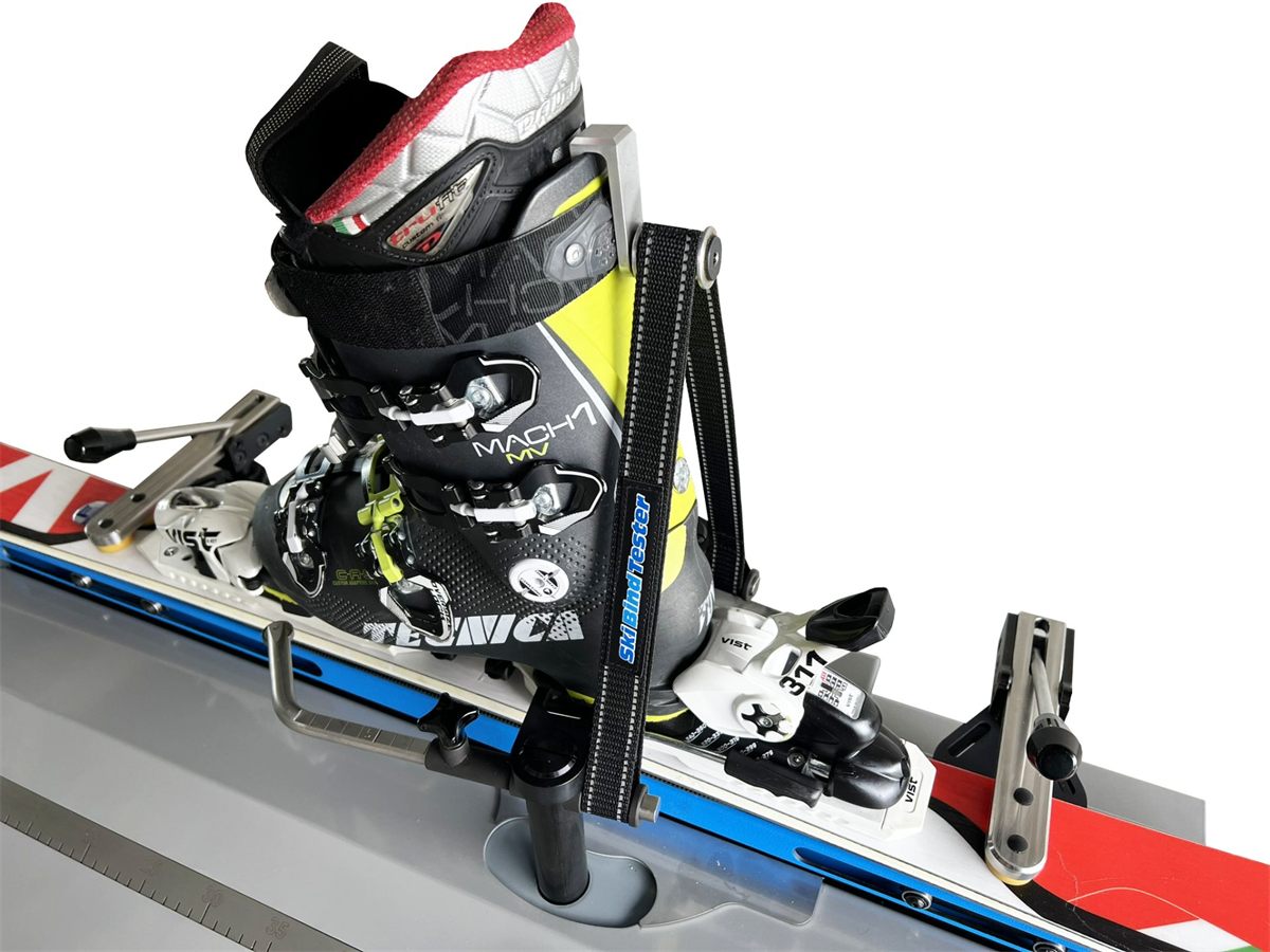 Detail seřízení vázání na stroji Ski Bind Tester